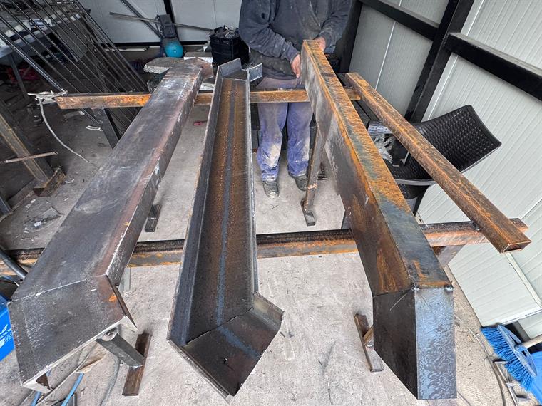 Muncitor carzMETAL lucrând la grinzi metalice în atelierul din Brebu, Prahova