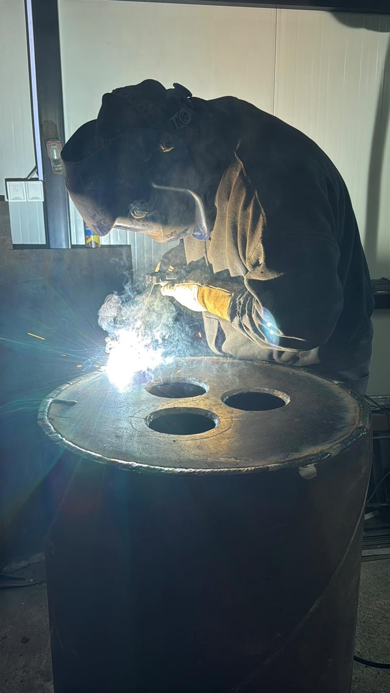 Sudor lucrând la o confecție metalică din tablă