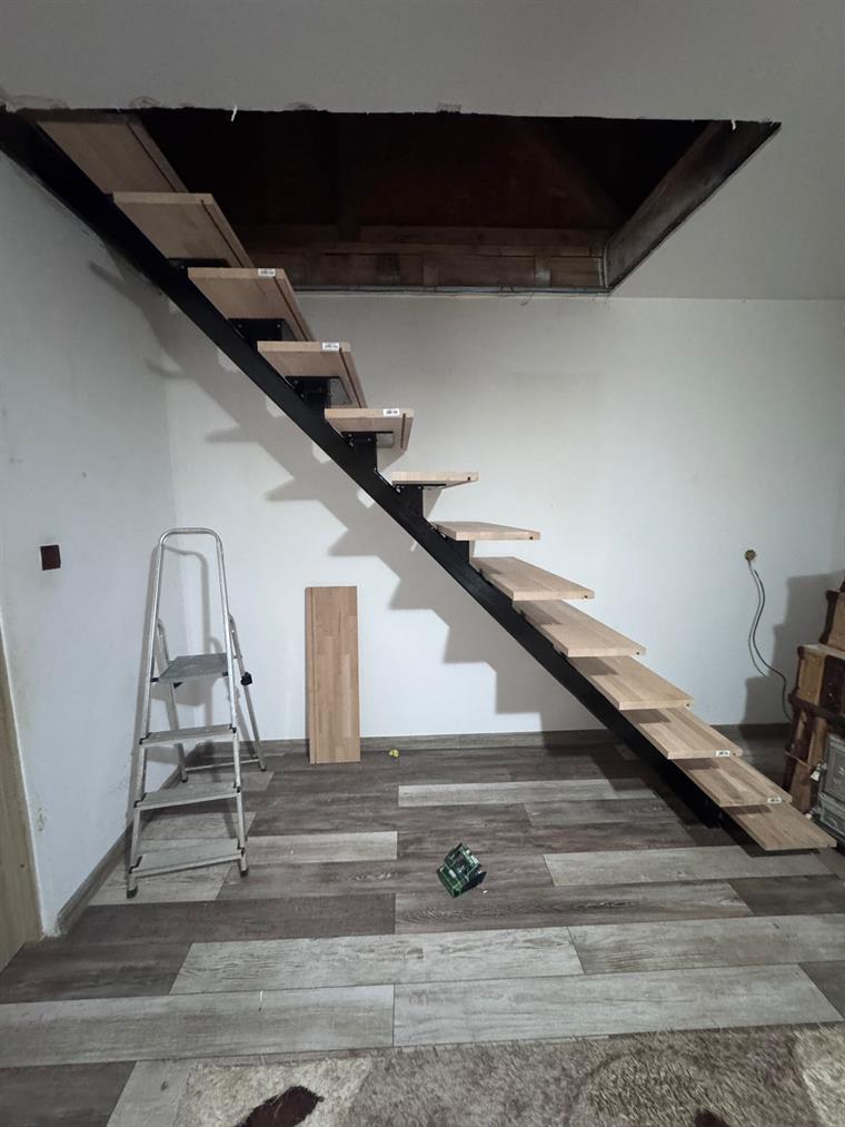 Scară dreaptă cu vang central metalic și trepte din lemn