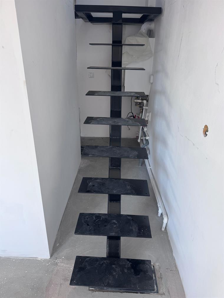 Scară metalică neagră cu vang central și trepte din tablă