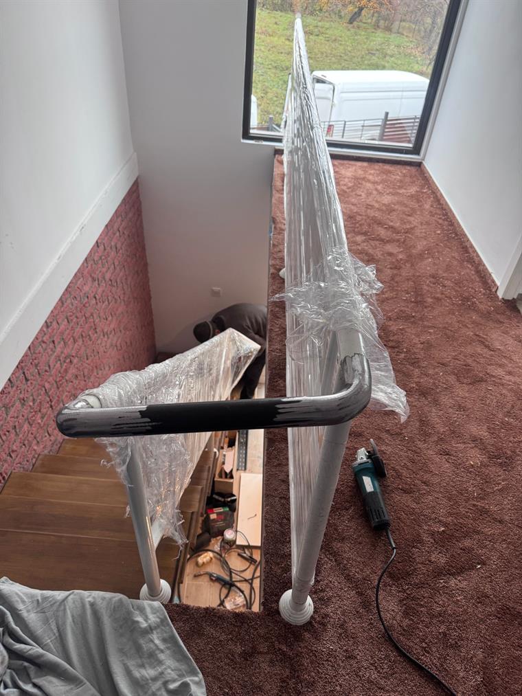 Balustradă din inox montată pe scară interioară, protejată în folie