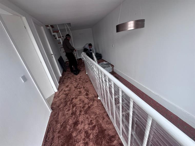 Balustradă metalică albă montată pe palierul unei case scării