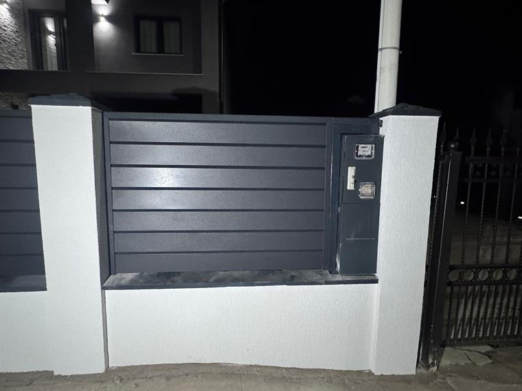 Panou de gard metalic antracit între stâlpi, cu nișă pentru contor