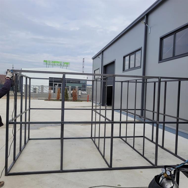 Schelet metalic sudat, pregătit pentru montaj în curtea atelierului