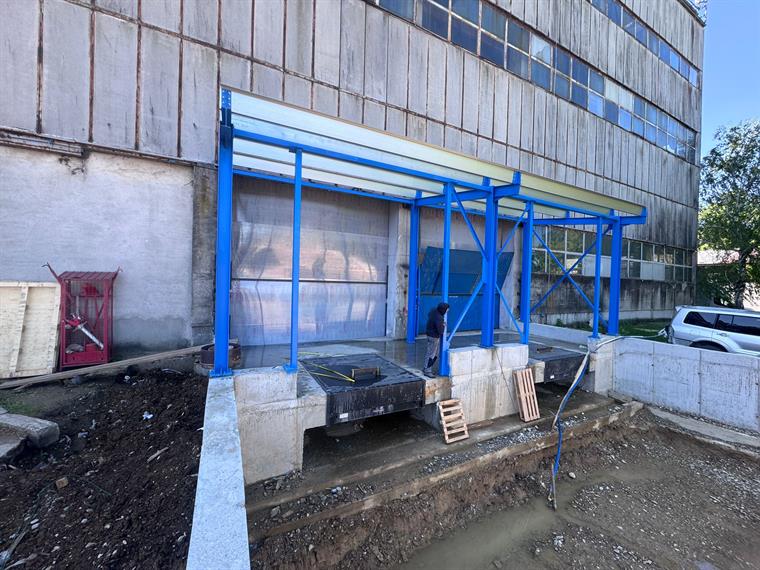 Copertină metalică montată pe platformă de beton