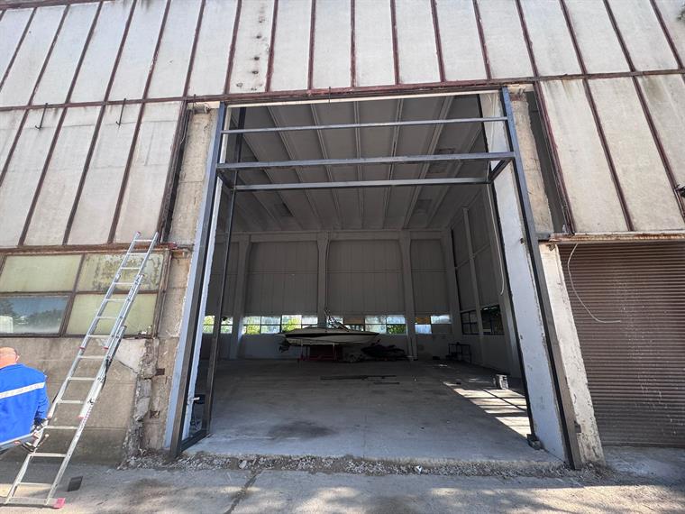 Ramă metalică montată la gura unei uși industriale de hală